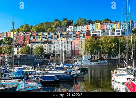 BRISTOL CITY INGHILTERRA HOTWELLS ATTRACCA BARCHE NEL PORTICCIOLO E CASE MULTICOLORE DI LEGNO DI CLIFTON E AMBRA VALE FINE ESTATE Foto Stock