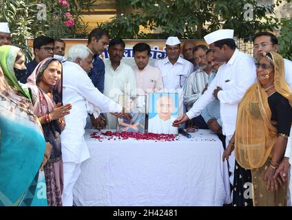 Beawar, Rajasthan, India. 31 Ottobre 2021. Gli acitivisti del Congresso rendono omaggio all'ex primo ministro Indira Gandhi per il suo anniversario di morte e a Sardar Vallabbhai Patel per il suo anniversario di nascita a Beawar. Foto: Sumit Saraswat Credit: Sumit Saraswat/Alamy Live News Foto Stock