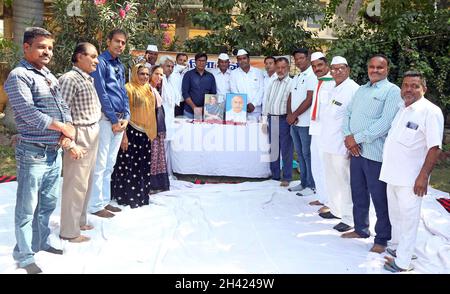 Beawar, Rajasthan, India. 31 Ottobre 2021. Gli acitivisti del Congresso rendono omaggio all'ex primo ministro Indira Gandhi per il suo anniversario di morte e a Sardar Vallabbhai Patel per il suo anniversario di nascita a Beawar. Foto: Sumit Saraswat Credit: Sumit Saraswat/Alamy Live News Foto Stock