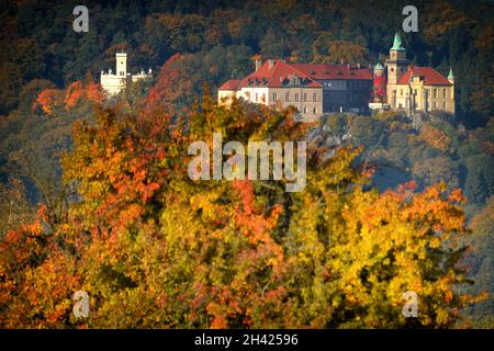 31 ottobre 2021, Hruba Skala, Repubblica Ceca: Le foglie d'autunno incorniciano il castello di Hruba Skala durante il giorno d'autunno nel paradiso bohemiano. Hruba Skala si trova a circa 6 chilometri a sud-est della città di Turnov, all'interno della regione del Paradiso Boemo nella Repubblica Ceca. (Credit Image: © Slavek Ruta/ZUMA Press Wire) Foto Stock