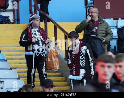 Birmingham, Regno Unito. 31 ottobre 2021. L'Aston Villa è appassionato di costumi di Halloween durante la partita della Premier League a Villa Park, Birmingham. Il credito dell'immagine dovrebbe leggere: Darren Staples/Sportimage Credit: Sportimage/Alamy Live News Credit: Sportimage/Alamy Live News Foto Stock