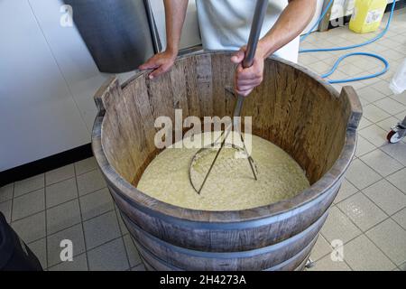 Saint Etienne-du-Monteil, Francia. 27 luglio, 2021.produzione di formaggio Salers tradizione con latte da Salers razza mucche presso la fattoria Galvaing. Foto Stock