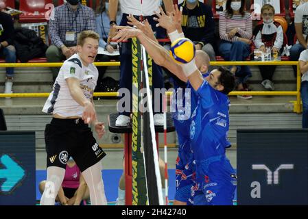 AGSM Forum, Verona, Italia, 31 ottobre 2021, Spike di Rok Mozic - Verona Volley durante la NBV Verona vs Top Volley Cisterna - Pallavolo Serie Italiana A Men Superleague Championship Foto Stock