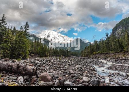 Splendida vista sul monte Rainier dal fiume Nisqually, Stati Uniti Foto Stock