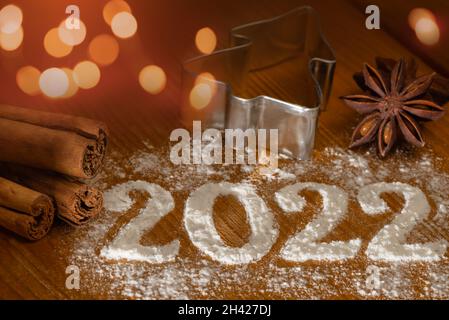 Girano dell'anno 2022 - forno di Natale con data di anno fatta di farina Foto Stock