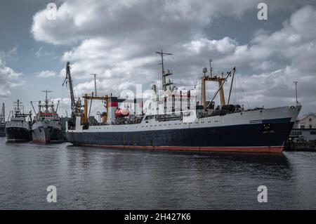 Navi nel porto commerciale sul fiume Pregolya nella città di Kaliningrad, Russia. Vista laterale. Foto Stock