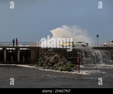 Aberystwyth, Ceredigion, Galles, Regno Unito. 31 ottobre 2021 tempo britannico. Forti venti e alta marea battono la città costiera di Aberystwyth. © Rhodri Jones/Alamy Live News Foto Stock