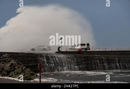 Aberystwyth, Ceredigion, Galles, Regno Unito. 31 ottobre 2021 tempo britannico. Forti venti e alta marea battono la città costiera di Aberystwyth. © Rhodri Jones/Alamy Live News Foto Stock