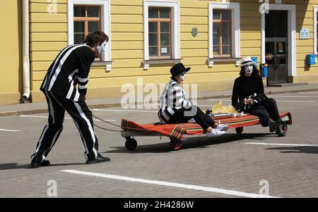 2 maggio 2015. Minsk, Bielorussia. I clown cavalcano un carro attraverso la città. Tre clown si esibiscono per strada. Foto Stock