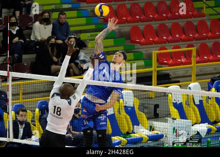 AGSM Forum, Verona, Italia, 31 ottobre 2021, Arthur Szwarco - Top Volley Cisterna durante la NBV Verona vs Top Volley Cisterna - Pallavolo Serie Italiana A Men Superleague Championship Foto Stock