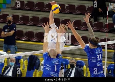 AGSM Forum, Verona, Italia, 31 ottobre 2021, Spike di Rok Mozic - Verona Volley durante la NBV Verona vs Top Volley Cisterna - Pallavolo Serie Italiana A Men Superleague Championship Foto Stock