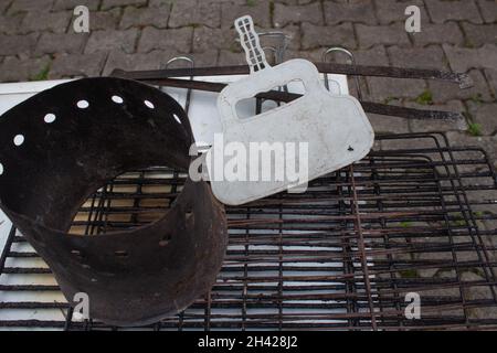 Attrezzatura per il grill. La cena per gli ospiti viene preparata. Foto Stock