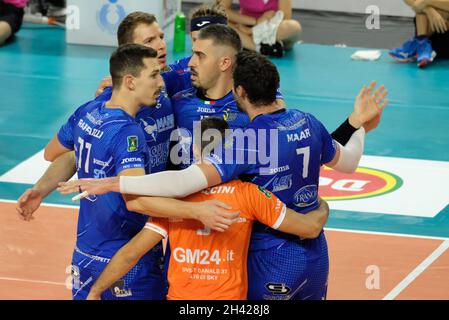 AGSM Forum, Verona, Italia, 31 ottobre 2021, Esultazione di Top Volley Cisterna durante NBV Verona vs Top Volley Cisterna - Pallavolo Serie Italiana A Men Superleague Championship Foto Stock