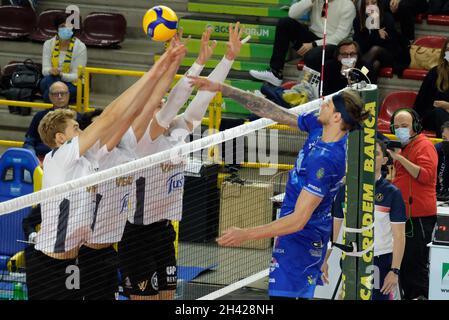 Verona, Italia. 31 ottobre 2021. Spike of Arthur Szwarc - Top Volley Cisterna durante NBV Verona vs Top Volley Cisterna, Volley Serie Italiana A Men Superleague Championship a Verona, Italy, October 31 2021 Credit: Independent Photo Agency/Alamy Live News Foto Stock