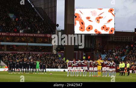 Birmingham, Regno Unito. 31 ottobre 2021. I giocatori si levano in piedi per un minuto di silenzio in per il giorno di ricordo durante la partita della Premier League a Villa Park, Birmingham. Il credito dell'immagine dovrebbe leggere: Darren Staples/Sportimage Credit: Sportimage/Alamy Live News Credit: Sportimage/Alamy Live News Foto Stock