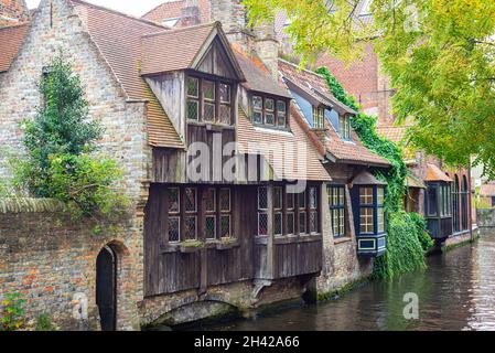 Scenografici edifici antichi lungo un canale vicino al ponte Bonifacius nella storica città di Bruges (Brugge), Belgio Foto Stock