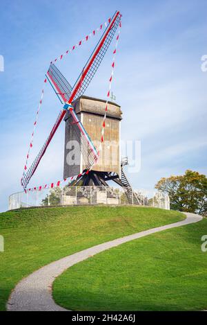 Tradizionale mulino a vento sul bastione Kruisvest nella storica città di Brugge, Belgio. Nome del mulino a vento è Sint-Janshuismolen. Foto Stock