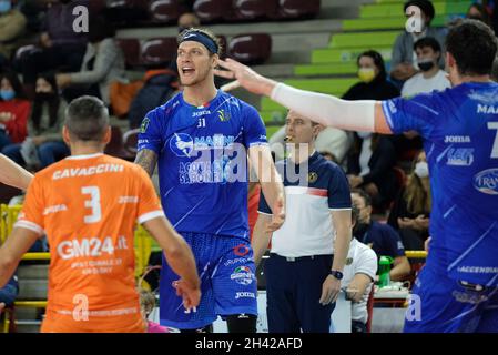 Verona, Italia. 31 ottobre 2021. Esultazione di Arthur Szwarco - Top Volley Cisterna durante NBV Verona vs Top Volley Cisterna, Volley Serie Italiana A Men Superleague Championship a Verona, Italia, Ottobre 31 2021 Credit: Independent Photo Agency/Alamy Live News Foto Stock