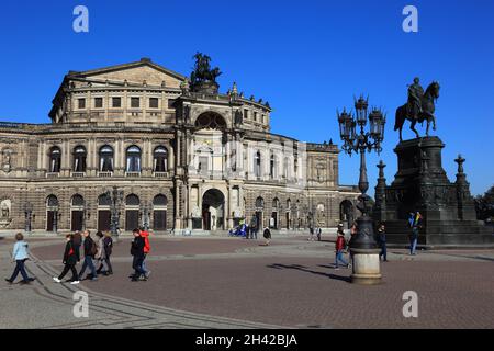 Semperoper mit König Johann Denkmal, Opernhaus der Sächsischen Staatsoper Dresden, Hof- und Staatsoper Sachsens, Theaterplatz, Dresda, Sachsen, Deuts Foto Stock