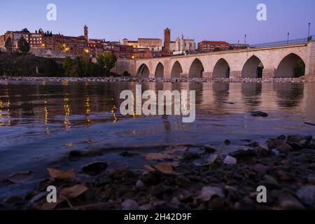 Paesaggio di Tordesillas e il fiume Duero al tramonto Foto Stock