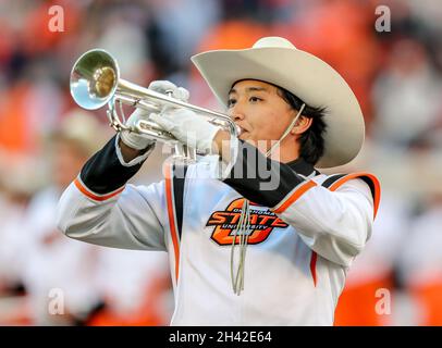 Stillwater, Oklahoma, Stati Uniti. 30 Ott 2021. Membro della Oklahoma state Marching Band prima di una partita di calcio tra i Kansas Jayhawks e gli Oklahoma state Cowboys al Boone Pickens Stadium di Stillwater, Oklahoma. Gray Siegel/CSM/Alamy Live News Foto Stock