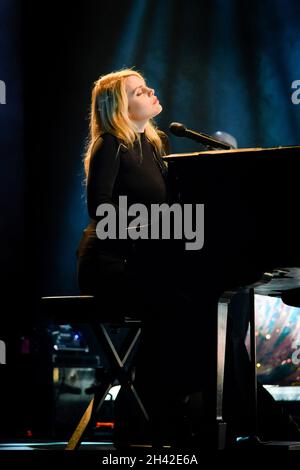 Toronto, Canada. 29 ottobre 2021. Il cantante francese canadese Beatrice Martin aka Coeur de Pirate si esibisce dal vivo in uno spettacolo esaurito presso la Danforth Music Hall di Toronto. Credit: SOPA Images Limited/Alamy Live News Foto Stock