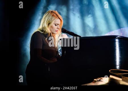 Toronto, Canada. 29 ottobre 2021. Il cantante francese canadese Beatrice Martin aka Coeur de Pirate si esibisce dal vivo in uno spettacolo esaurito presso la Danforth Music Hall di Toronto. Credit: SOPA Images Limited/Alamy Live News Foto Stock