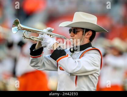 Stillwater, Oklahoma, Stati Uniti. 30 Ott 2021. Membro della Oklahoma state Marching Band prima di una partita di calcio tra i Kansas Jayhawks e gli Oklahoma state Cowboys al Boone Pickens Stadium di Stillwater, Oklahoma. Gray Siegel/CSM/Alamy Live News Foto Stock