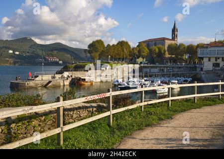 Mundaka, Bizkaia; 09 ottobre 2021. La città costiera di Mundaka nella riserva della biosfera di Urdaibai. Foto Stock