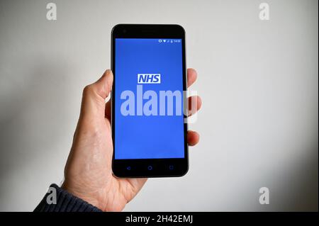 App NHS scaricata su un telefono cellulare. Foto Stock
