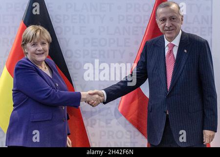 ROM, Italia. 31 ottobre 2021. Angela Merkel (CDU), cancelliere di custodi della Germania, incontra Recep Tayyip Erdogan, presidente della Turchia, per un incontro bilaterale ai margini del vertice del G20. (Ripetere per motivi di qualità) credito: Oliver Weiken/dpa/Alamy Live News Foto Stock