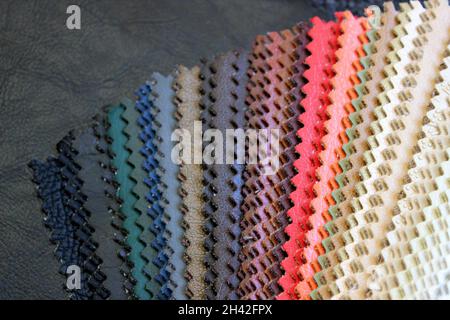 Samles tessuti organici: Lino, cotone, satin.Natural texture sfondo. Campioni di tessuto. Colori e texture diversi, naturali e sintetici Foto Stock