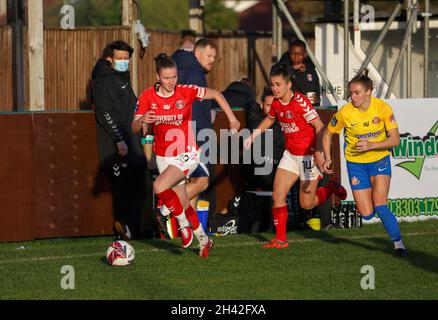 Londra, Regno Unito. 31 ottobre 2021. Londra, Inghilterra, 31 Ottobre 20 mia Ross (29 Charlton Ath) supportato da Megan Wynne (14 Charlton Ath) e inseguito da Emma Kelly (14 Sunderland) durante la partita del campionato fa Womens tra Charlton Ath e Sunderland all'Oakwood di Londra, Inghilterra credito: SPP Sport Press Photo. /Alamy Live News Foto Stock
