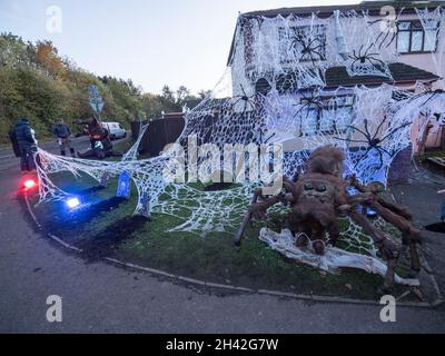 Rainham, Kent, Regno Unito. 31 ottobre 2021. Una 'spooktacular' Halloween House sulla Lower Rainham Rd a Rainham, Kent, che presenta enormi cobwebs che coprono l'intera proprietà e un ragno gigante centrale, con molti altri dettagli che attirano molti spettatori, con l'obiettivo di raccogliere soldi per Demelza Hospice for Children. L'incredibile trasformazione è opera di Medway papà Kieron Shepherd. Credit: James Bell/Alamy Live News Foto Stock