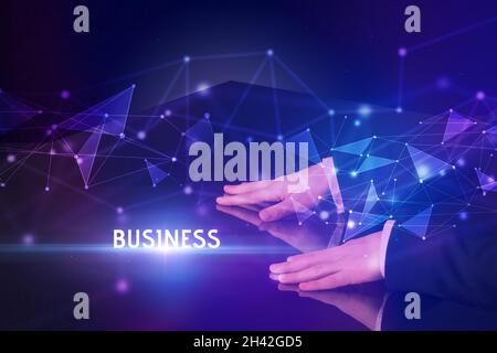 Uomo d'affari che tocca il concetto enorme dello schermo Foto Stock