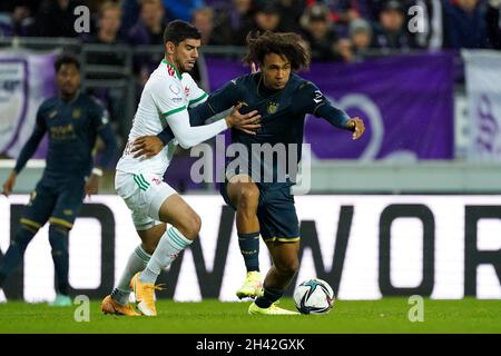 BRUSSEL, BELGIO - OTTOBRE 31: Joshua Zirkzee di Anderlecht, Cenk Ozkacar di OH Leuven durante la partita della Jupiler Pro League tra Anderlecht e OH Leuven al Lotto Park il 31 Ottobre 2021 a Brussel, Belgio (Foto di Jeroen Meuwsen/Orange Pictures) Foto Stock