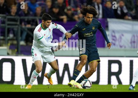 BRUSSEL, BELGIO - OTTOBRE 31: Joshua Zirkzee di Anderlecht, Cenk Ozkacar di OH Leuven durante la partita della Jupiler Pro League tra Anderlecht e OH Leuven al Lotto Park il 31 Ottobre 2021 a Brussel, Belgio (Foto di Jeroen Meuwsen/Orange Pictures) Foto Stock