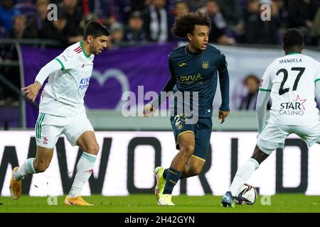 BRUSSEL, BELGIO - OTTOBRE 31: Joshua Zirkzee di Anderlecht, Cenk Ozkacar di OH Leuven durante la partita della Jupiler Pro League tra Anderlecht e OH Leuven al Lotto Park il 31 Ottobre 2021 a Brussel, Belgio (Foto di Jeroen Meuwsen/Orange Pictures) Foto Stock