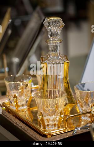 caraffa di vetro, bicchieri di vino sul tavolo. cena romantica. Messa a fuoco selettiva. Decantatore in vetro cristallo Foto Stock