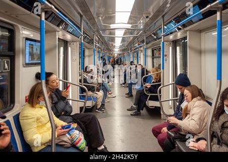 Mosca, Russia - Ott 15. 2021. I passeggeri viaggiano in una nuova metropolitana Foto Stock