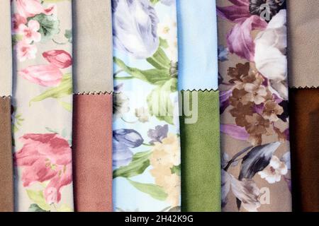 Samles tessuti organici: Lino, cotone, satin.Natural texture sfondo. Campioni di tessuto. Colori e texture diversi, naturali e sintetici Foto Stock