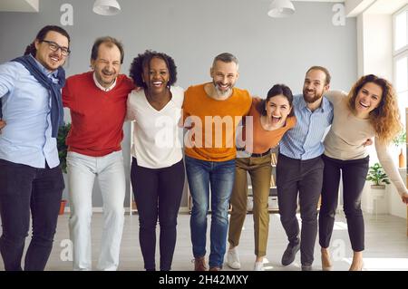 Team di persone d'affari e amici felici e diversi, ridendo, ridendo e divertendosi insieme Foto Stock