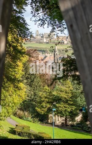 Una vista verso una lontana Abbazia di Whitby catturata attraverso l'arco di legno nel Parco di Pannet, ottobre 2021 Foto Stock