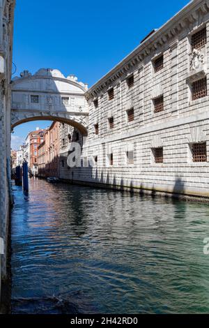 Questo caratteristico ponte di Venezia, situato a breve distanza da Piazza San Marco, attraversa il Rio di Palazzo che collega il Palazzo Ducale alla N Foto Stock