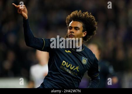 BRUSSEL, BELGIO - OTTOBRE 31: Joshua Zirkzee di Anderlecht festeggia il primo obiettivo di Anderlecht della serata durante la partita della Jupiler Pro League tra Anderlecht e OH Leuven al Lotto Park il 31 Ottobre 2021 a Brussel, Belgio (Foto di Jeroen Meuwsen/Orange Pictures) Foto Stock