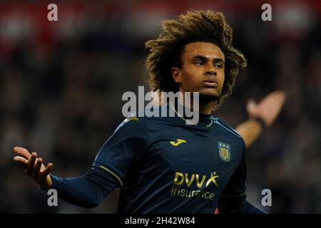 BRUSSEL, BELGIO - OTTOBRE 31: Joshua Zirkzee di Anderlecht festeggia il primo obiettivo di Anderlecht della serata durante la partita della Jupiler Pro League tra Anderlecht e OH Leuven al Lotto Park il 31 Ottobre 2021 a Brussel, Belgio (Foto di Jeroen Meuwsen/Orange Pictures) Foto Stock