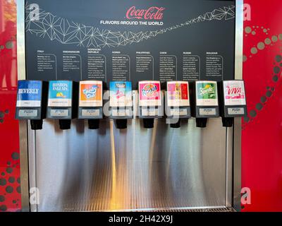 Orlando, FL USA - 9 ottobre 2021: Il campione di soda da una fontana internazionale di soda Coca Cola. Foto Stock