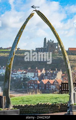 La vista dell'Abbazia di Whitby in alto sulle scogliere catturate attraverso il Whale Bone Arch a Westcliff nella località costiera di Whitby, ottobre 2021 Foto Stock