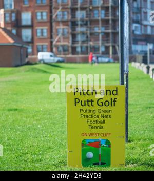 L'insegna pubblicitaria sul campo da golf Pitch and putt a West Cliff, whitby nel North Yorkshire, ottobre 2021 Foto Stock