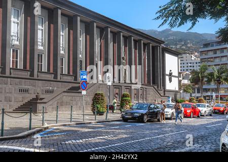 FUNCHAL, PORTOGALLO - 20 AGOSTO 2021: Questa è la costruzione del Palazzo di Giustizia. Foto Stock